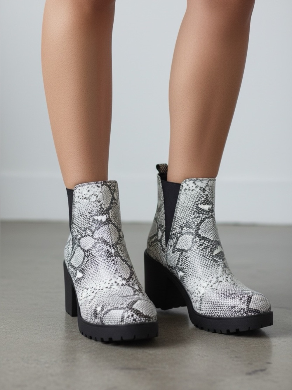 NWT (8) DailyShoesvPanel Slip On Chunky Heel Ankle Booties Chelsea Boot
